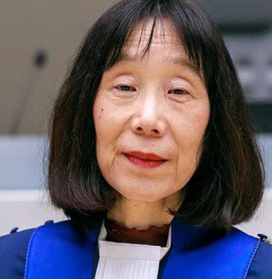 保住小命要紧！海牙国际刑事法院日籍法官赤根智子，连夜逃回日本。

这事儿透着