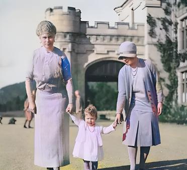 这祖孙三代的能力一代更比一代强。辈分最高的正是英国国王乔治五世的妻子玛丽王后。她