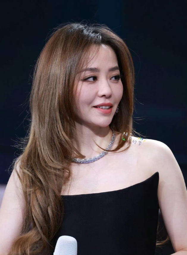 谁能想到实力派歌手张靓颖，竟被带状疱疹和脚踝积液双重“拿捏”！上月确诊疱疹虽及时