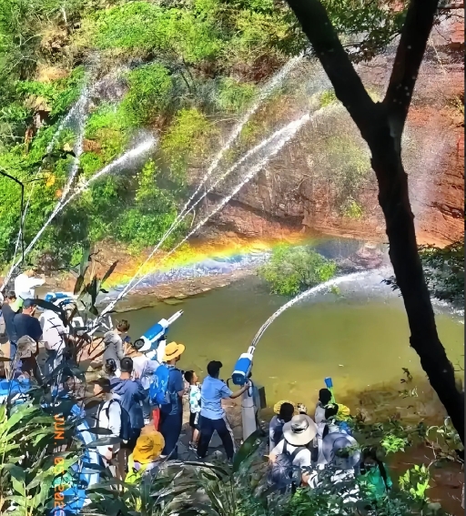 老君山估计现在脸红了

他怎么也不会想到，

自家15块的烤肠刚上热搜，

隔壁