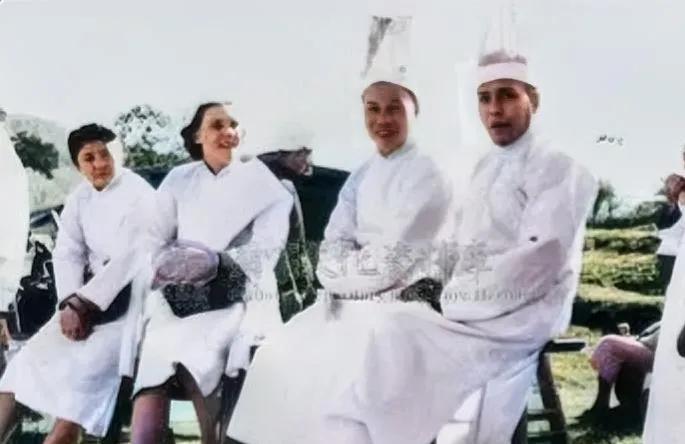 1939年，浙江奉化，蒋经国携俄籍妻子蒋方良为母守孝。其母毛福梅在蒋家老宅丰镐房