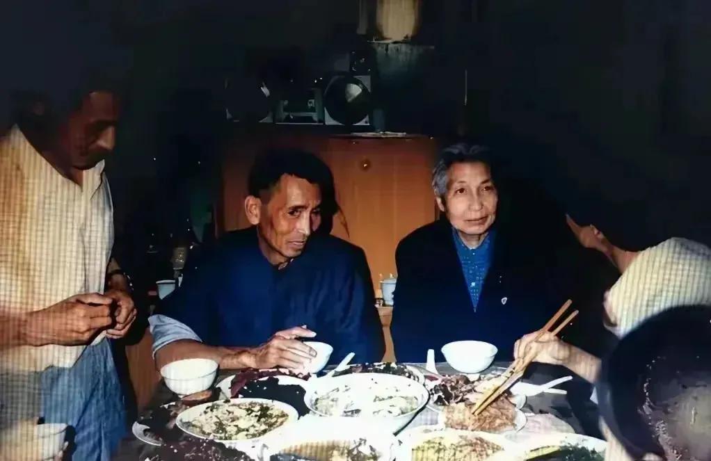 这张照片拍摄于1987年，这才是她们的真实相貌，不是演员饰演的！照片里的是她再次