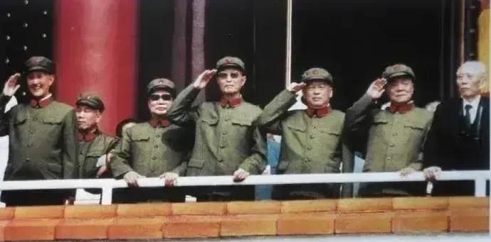 华国锋辞职后的新一届军委领导班子。
军委主席是邓公，副主席是德高望重的叶帅、徐帅