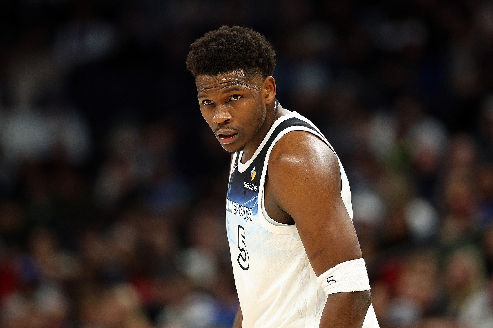 NBA官方：爱德华兹本赛季累计16次技术犯规 停薪禁赛一场