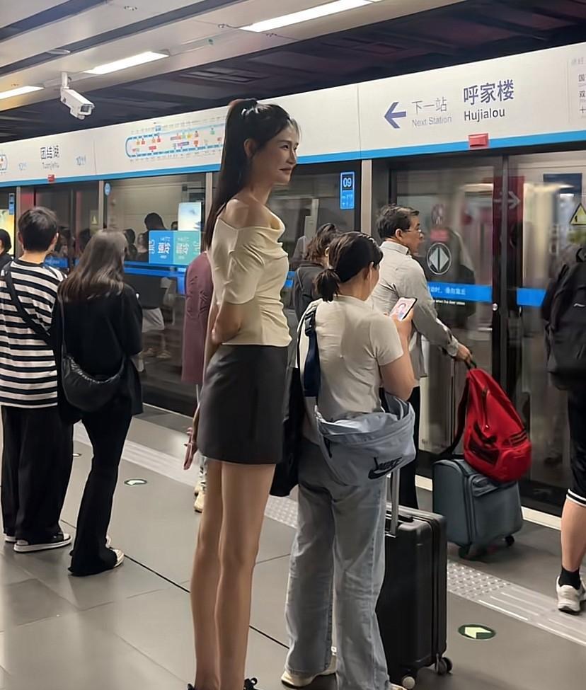 哇塞！这身高绝了，北京地铁站看到的美女，在人群中太显眼了，大家目测一下这身高有多