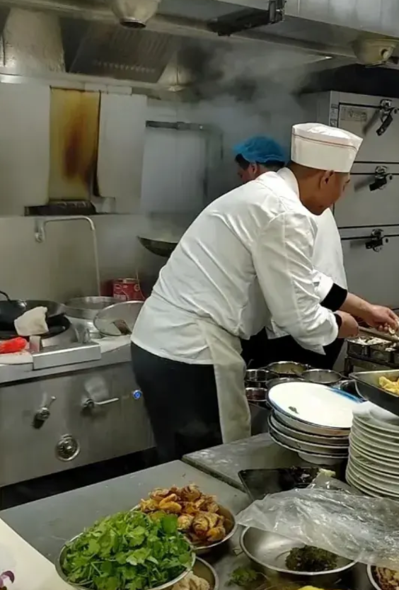 朋友在饭店做厨师长已经八年了，每月工资8500元，他多次找老板提出涨1500元，