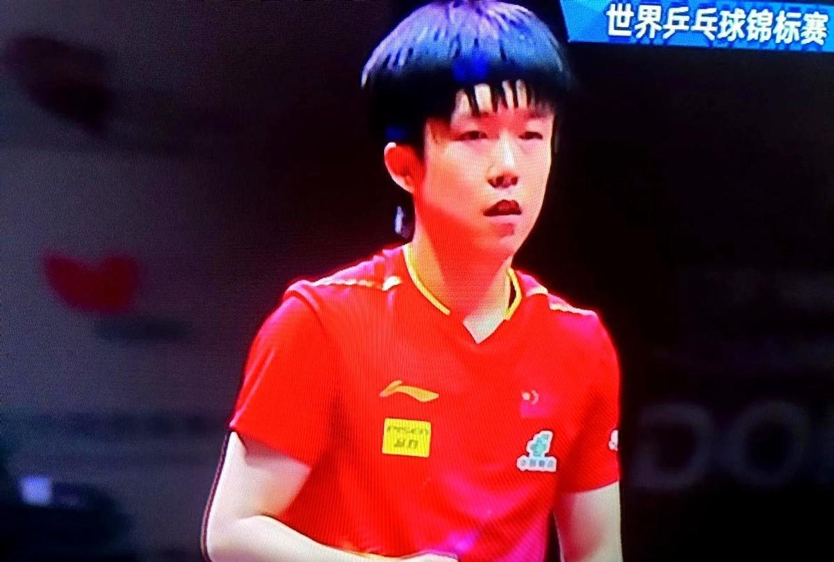 王楚钦多哈世乒赛勇夺男子单打冠军，但有一个毛病以后必须戒掉。
这次比赛最让人捏把