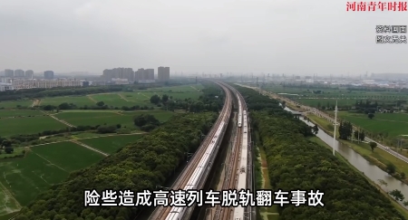 必须严惩！”2025年4月，新疆乌鲁木齐，两个小学生为了玩耍，竟攀爬火车站的周围