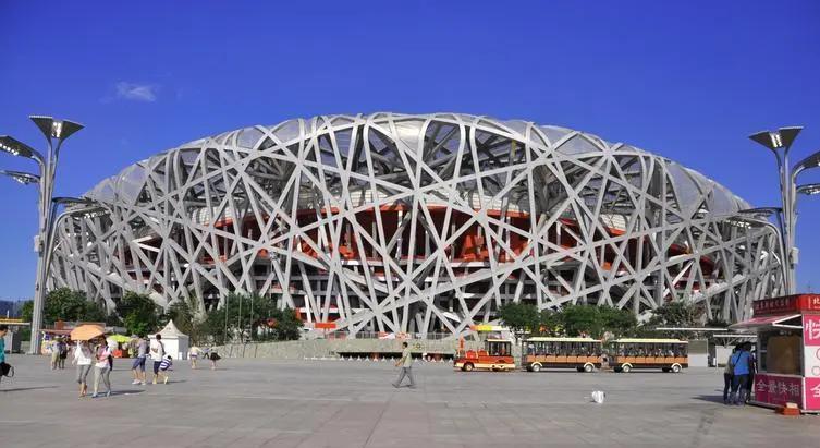 2008年，中国花费34亿元巨资修建鸟巢，用来举办北京奥运会，奥运会过后，鸟巢也