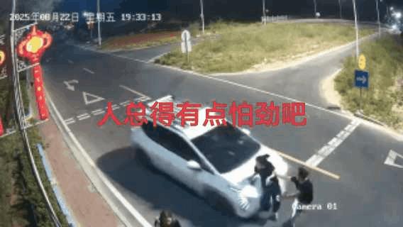 这俩大妈走的挺优雅！人才，过马路一点都不怕。
事发于福建某村口，汽车全责，但是大