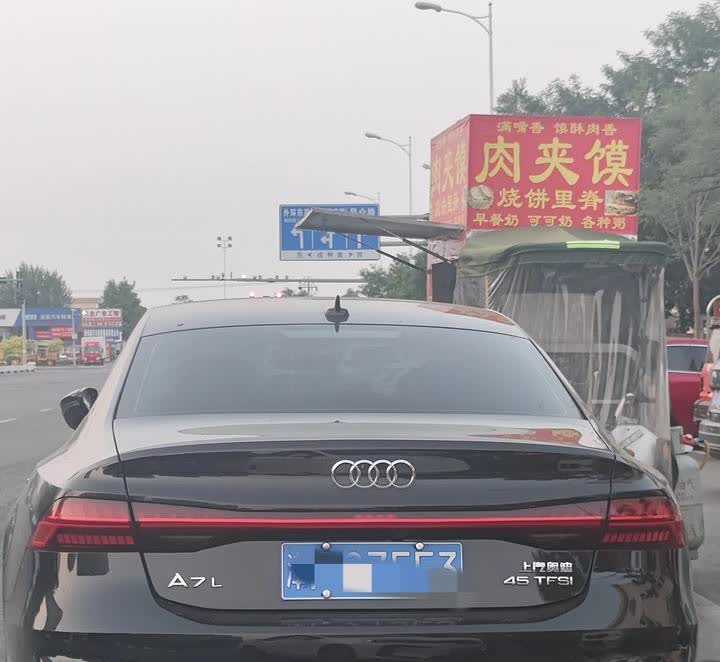 大街上偶遇，感觉这车比它弟弟年轻运动帅气的多呀！为啥大街上很少看到呢？大家伙都买