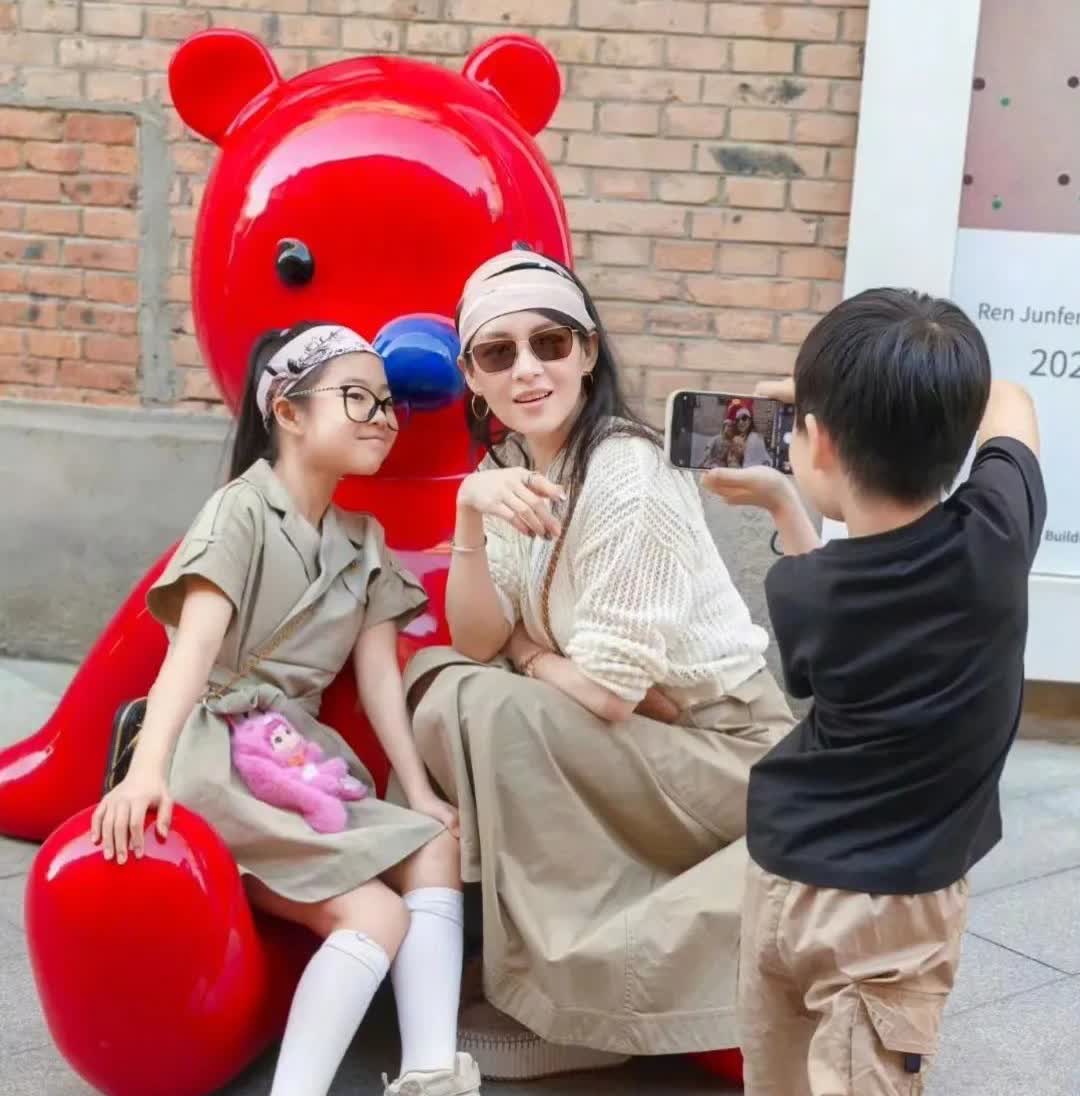 汪峰的三个女儿长相全部都公开过，但是小儿子的长相从来没有公开过，甚至连名字都不知