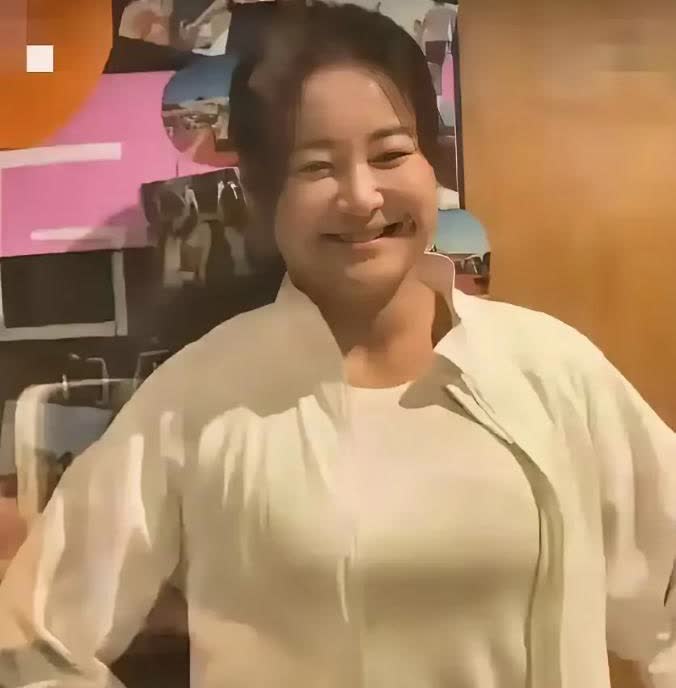 又回归啦！这次，不是人回来，是那被减掉的“100斤肉肉”又回来了！贾玲在商场现身