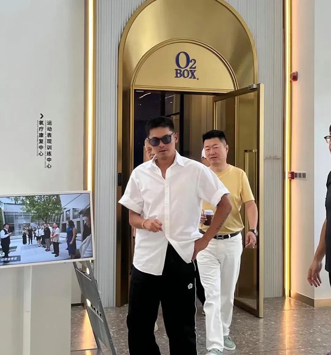 戴上墨镜的林丹太帅了，气质非常好