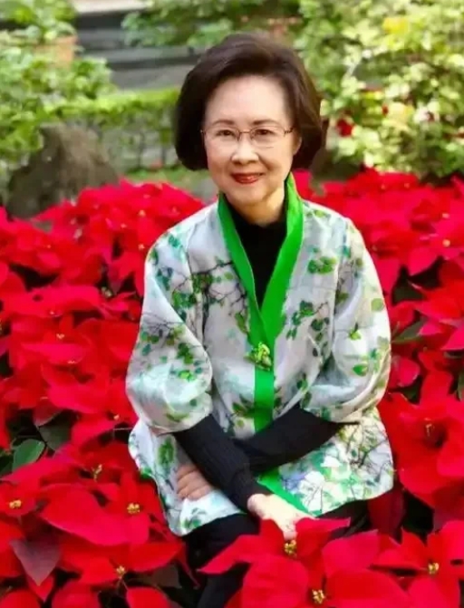 琼瑶儿子陈中维道出琼瑶最后20年用生命在照顾继父。平鑫涛从2000年后身体状况极