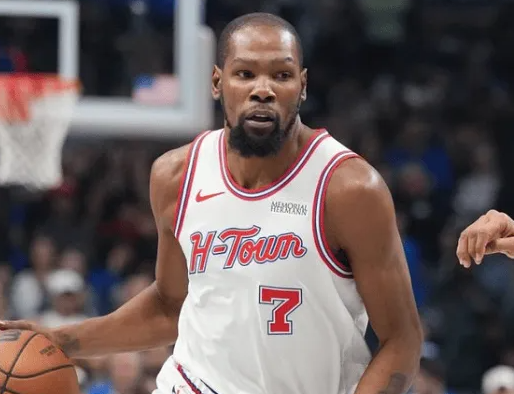 NBA常规赛，火箭104-110不敌独行侠。
本场比赛，火箭队球员凯文-杜兰特出