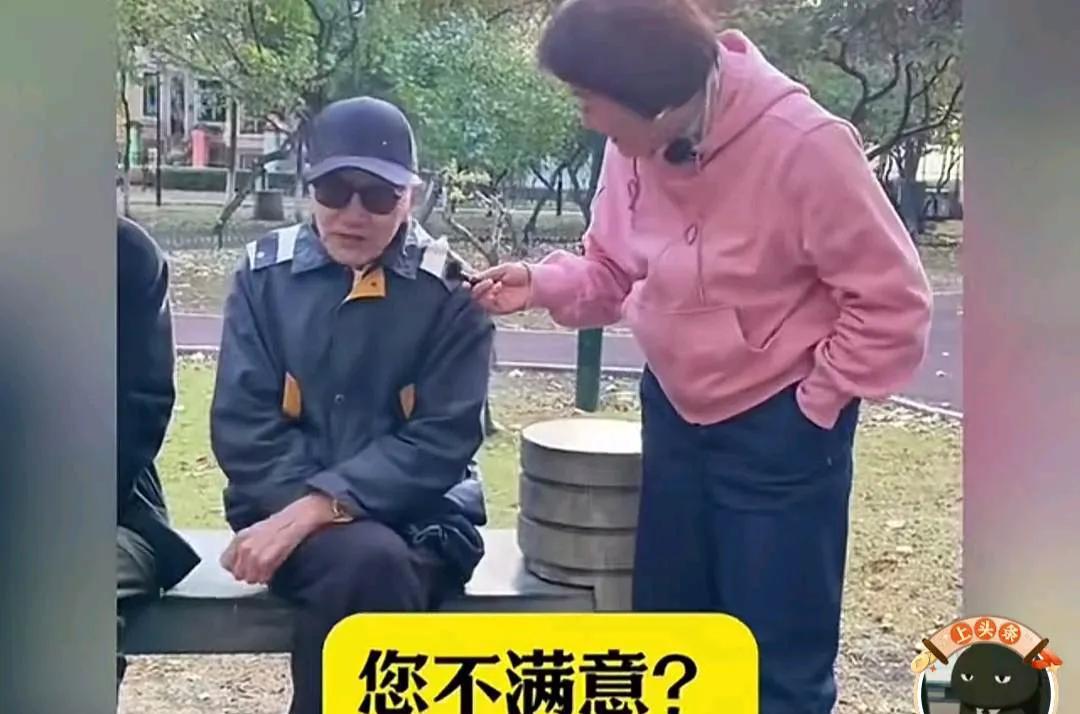 年轻人比收入，老年人比养老金。
滑稽的很。