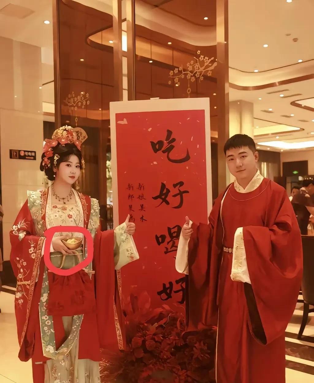 十一期间，我吃了两场婚宴，我算是看明白了，没有人是真心来参加婚礼的，绝大多数人根