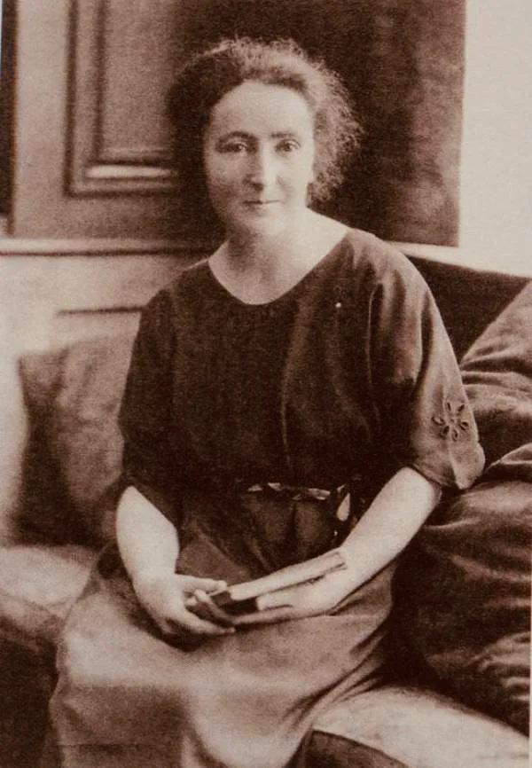 1938年8月，河北北宋村，一名女护士外出买药，回来她的诊所和教堂全被日军烧了。