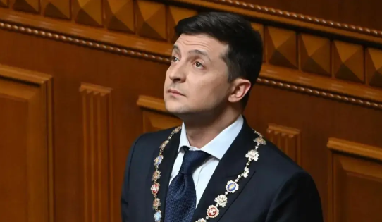 美国不欢迎，欧洲欢迎，泽连斯基吵完架后，直接乘坐飞机前往欧洲，那里还有一个重要会