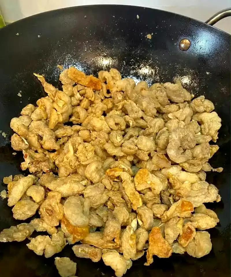 猪油渣存在于很多人的记忆里，在那个物质相对不发达的年代，很多家庭都会用肥肉来熬制