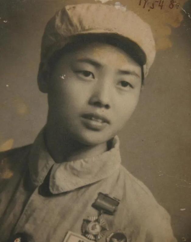 抗美援朝中，女护士被美军的炮弹炸瞎了双眼，当场晕厥。醒来后，她听到美军在自己身边