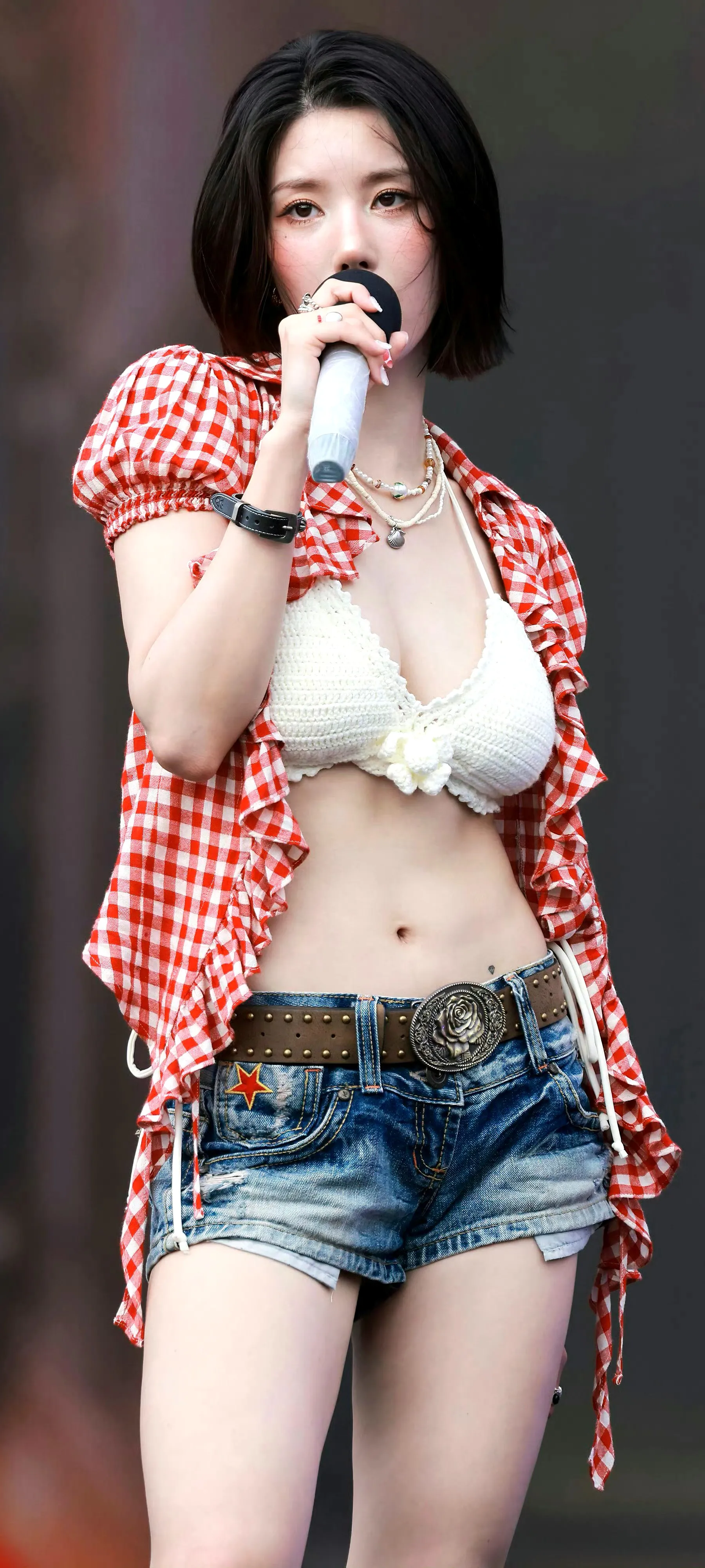 权恩妃：甜美俏皮，红白格子上衣搭配牛仔短裤，元气满满！