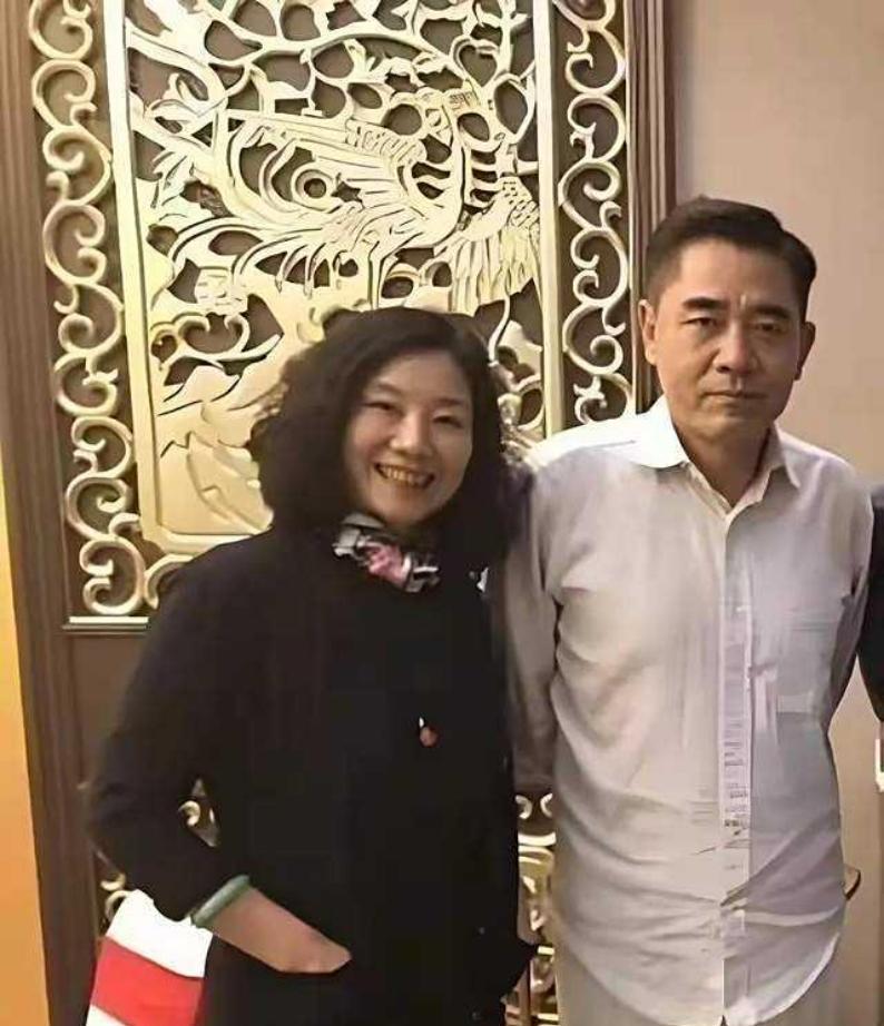 69岁陈宝国夫妇西湖被偶遇！39年婚姻，状态嫩过中年太好磕
刷到西湖边偶遇陈宝国