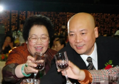 当年，新婚夜陈丽华看着含情脉脉的迟重瑞，丹唇轻启:“小瑞啊，感谢老天让我们相遇，