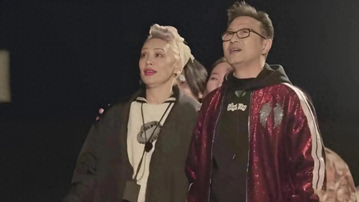 汪峰和35岁女友逛商场，森林北身材婀娜多姿，打扮质朴像女大学生