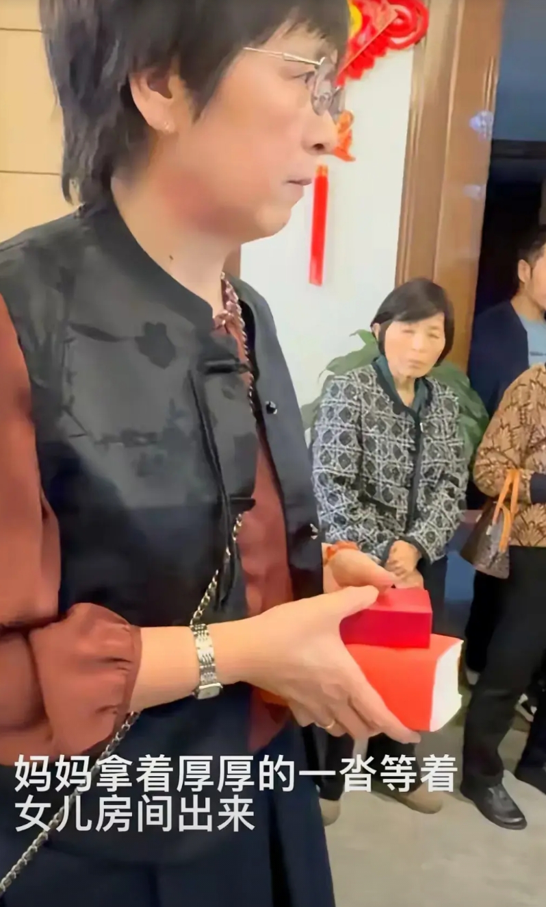 看人家这妈妈穿衣打扮修养气质，碾压所有寻子家庭妈妈！

瑾汐妈妈手里拿着一沓一沓