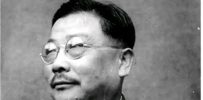 [浮云]1937年，李克农外出散步，这时，一个老农朝他扔了一个纸团，李克农打开一