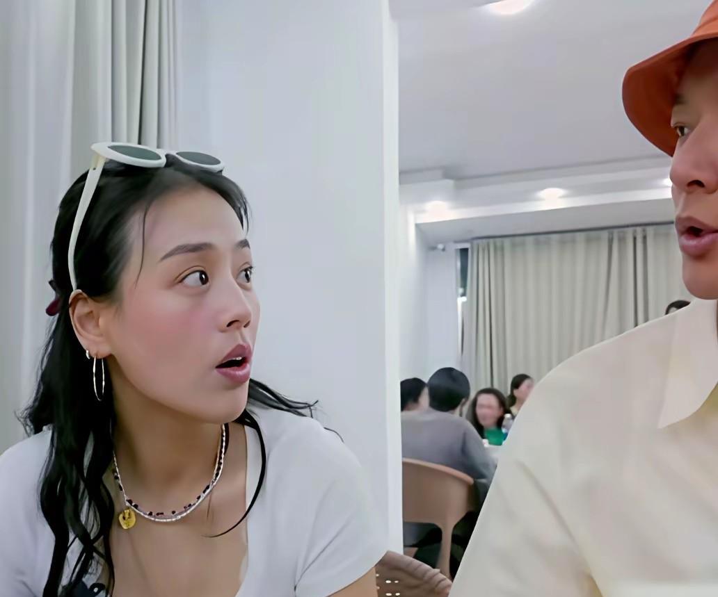 张晚意真的太会哄女孩子了，把马思纯夸的乐的合不拢嘴。
马思纯如今确实在变瘦，很明