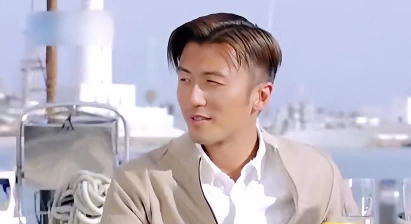 在一档综艺节目中，谢贤问谢霆锋：“你为什么那么宠爱阿Sa?”
谢霆锋说：“刚开