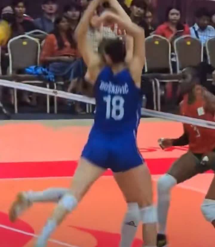 日本女排3:2战胜荷兰女排，时隔十五年后再进世锦赛四强，也是目前女排世锦赛中仅剩