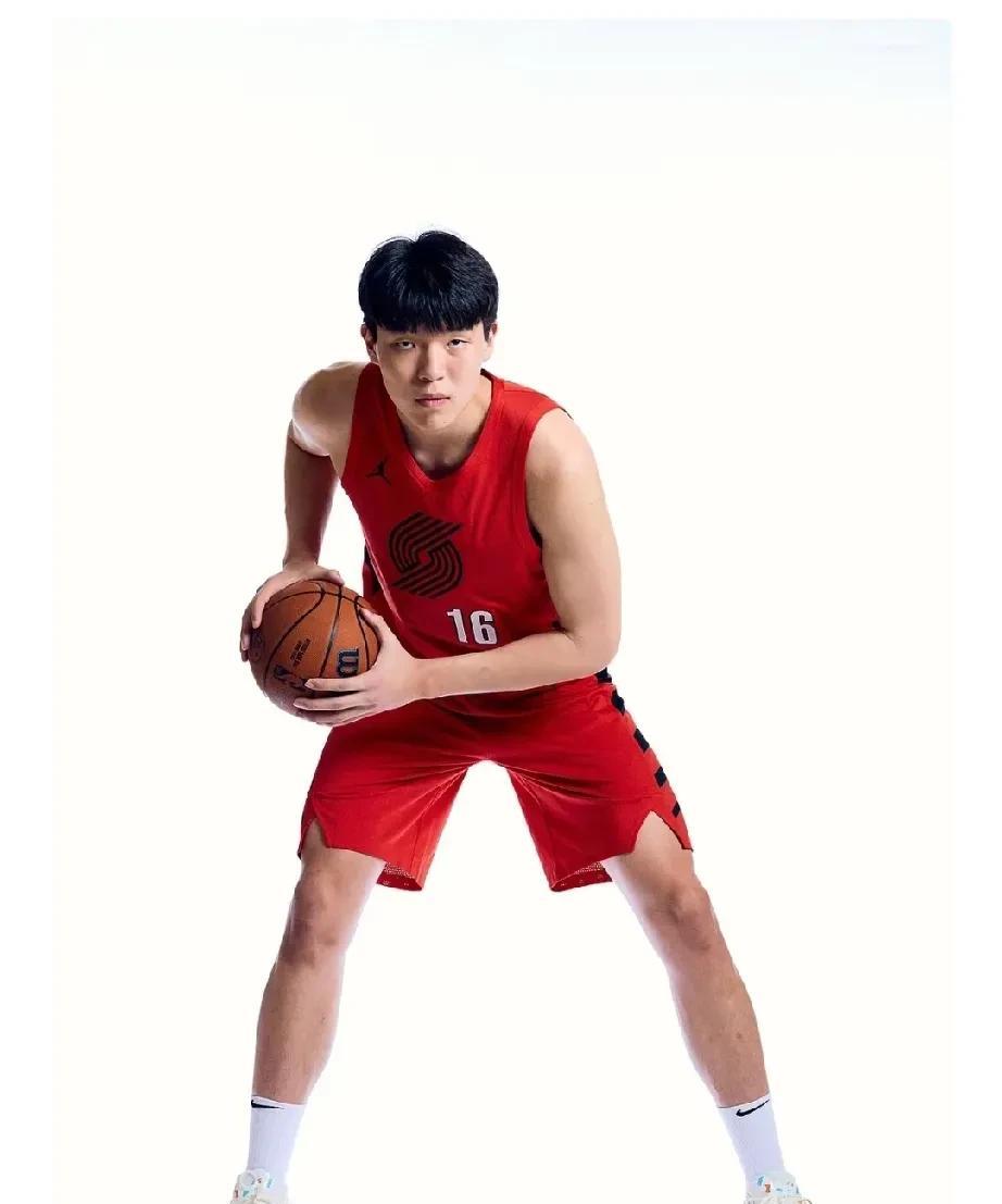 杨瀚森无缘夏季联赛最佳阵容！
NBA夏季联赛已经结束，夏联官方也是公布了本届夏联