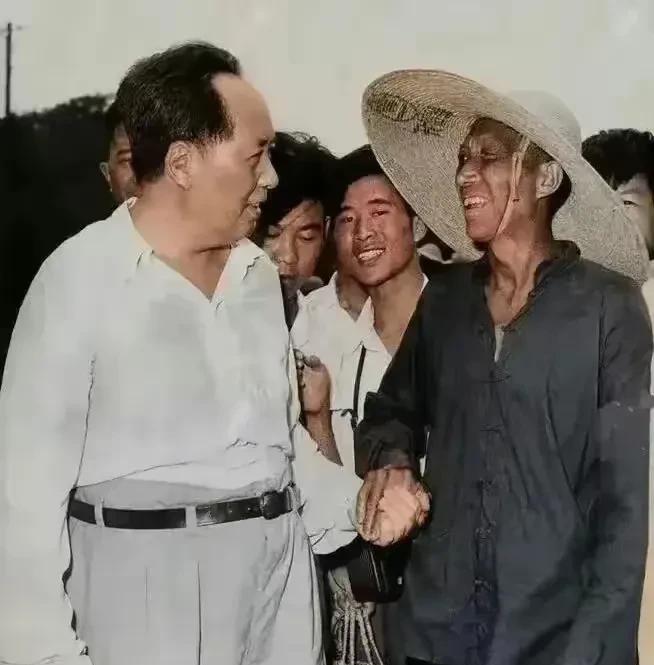 你瞧这张照片，毛主席正紧紧握着一位老大爷的手呢。老大爷戴着草帽，一看就是在田地里