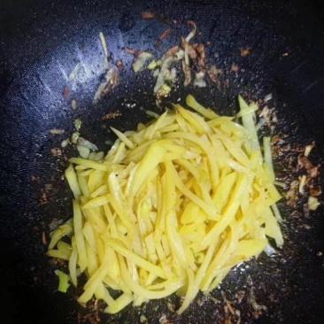 炒土豆丝炒得好好的，这锅就起了一个这么大的包，好吓人，家人们