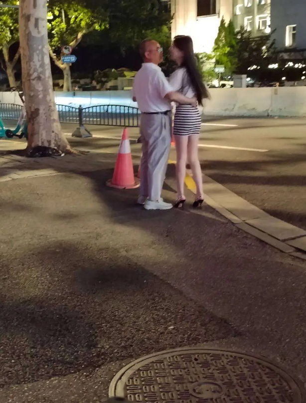 她到底图他什么，岁数大？
