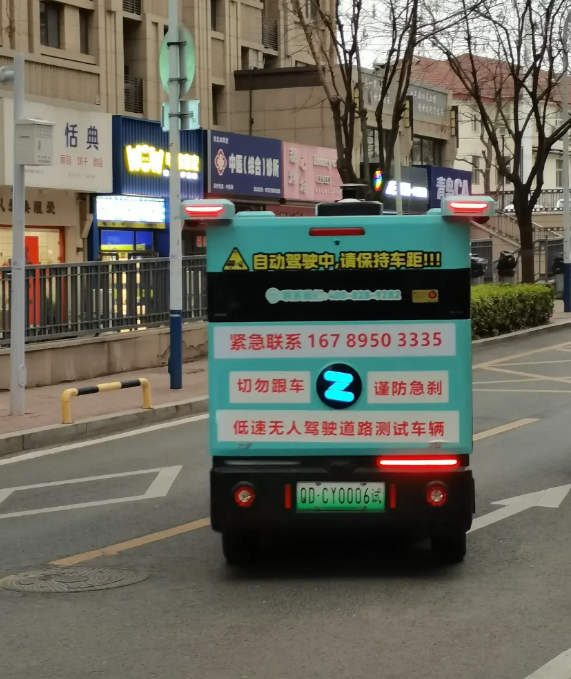 差不多每天下午4点多，一辆中通快递无人驾驶车从小区道路驶过。昨天，下楼正巧遇到，