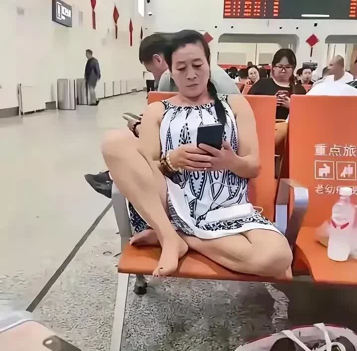 这也太不雅观了
一名三十多岁的年轻女子，在候车大厅等车，估计可能是时间久了，想