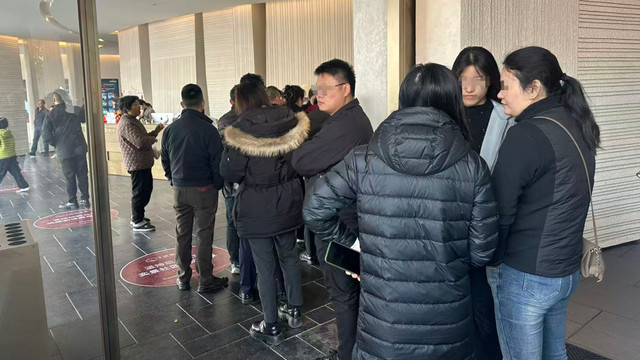 中央公园神盘惊现排队疯抢！央企狠心打骨折，业主上演“铁窗泪”