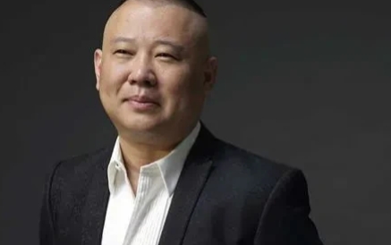 有一次，郭德纲接受采访，说道：“德云社收徒弟是不收费的。”但是，曹云金就反驳说道