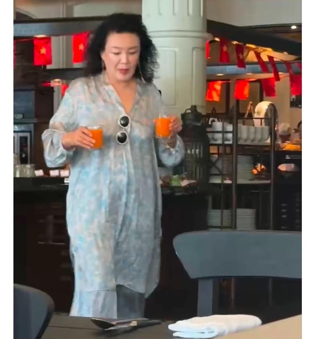 五一一大早，偶遇正在吃早餐的张兰！
看来张兰也是来富岛国散心度假的！她和朋友悠闲