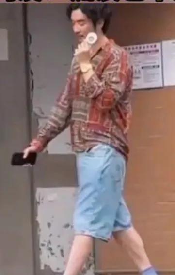 在印象里，明星亮相不是西装革履、礼服加身，就是精心搭配、时尚感拉满。结果金世佳来
