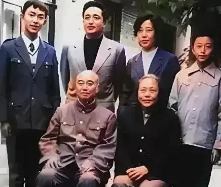 快门将响时将军突转身抹泪！38年前这张偷拍照，竟藏三代泣血密码
1981年秋，北