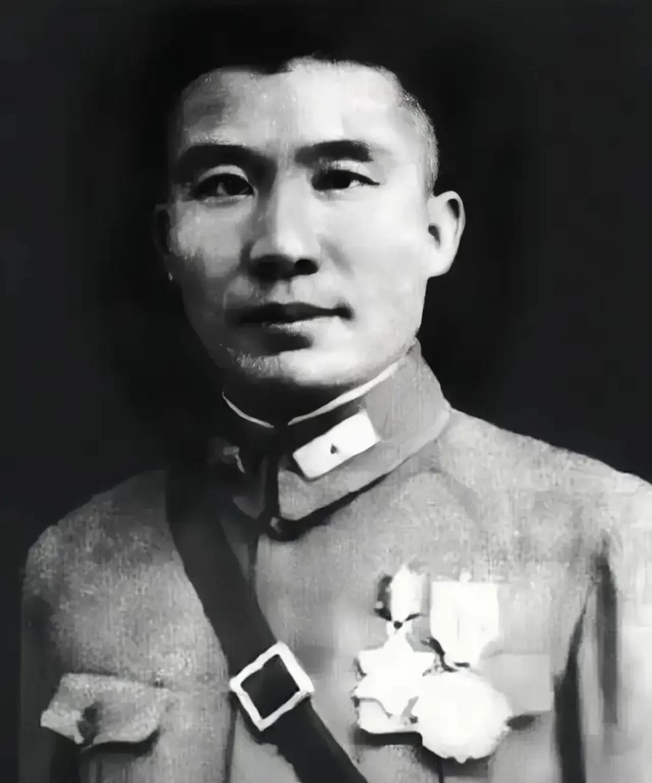 在济南战役战败突围前，王耀武在大明湖北极阁，召集下属讲话.
1948年9月23日
