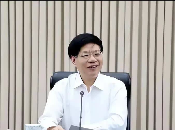那些表里不一的“伪君子”终现原形！
你看那外貌猥琐之人，谈话时却满脸堆笑，可最