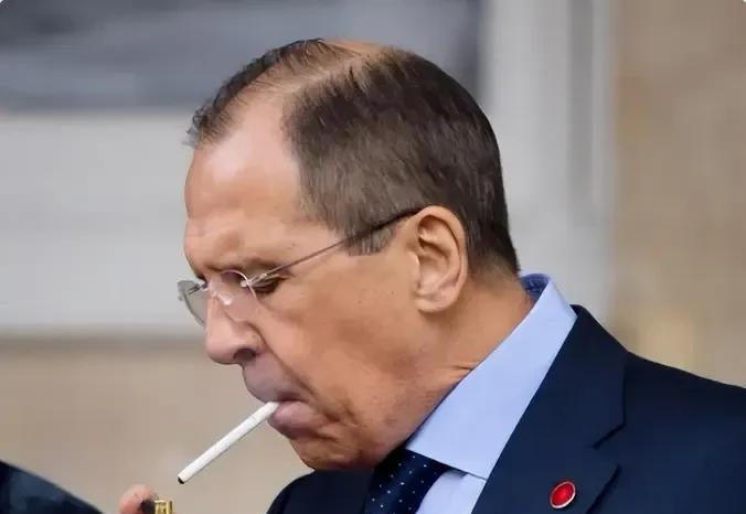 拉夫罗夫情绪激动之时便有抽烟的习惯。近日，面对美乌欧一系列令人愤懑的“骚操作”，