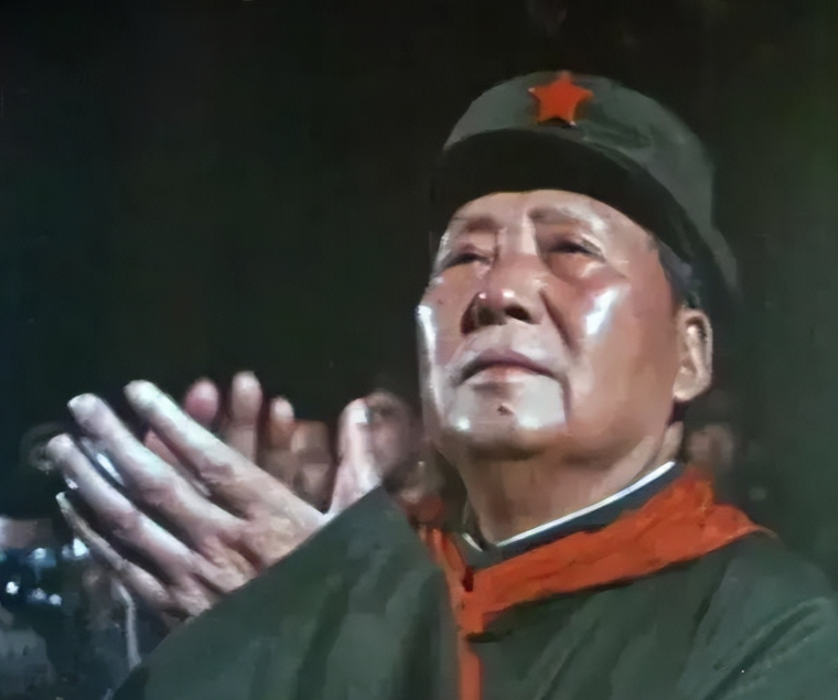建国后，毛主席身穿军装鼓掌的一张罕见照片

在六十年代，有一张罕见的照片令人瞩目